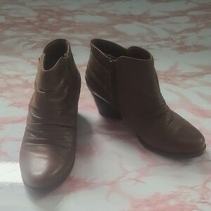 GUC BareTraps 860 V.9 New Balance Reid Brown Ankle Boots Strap Accent Sz 7.5M